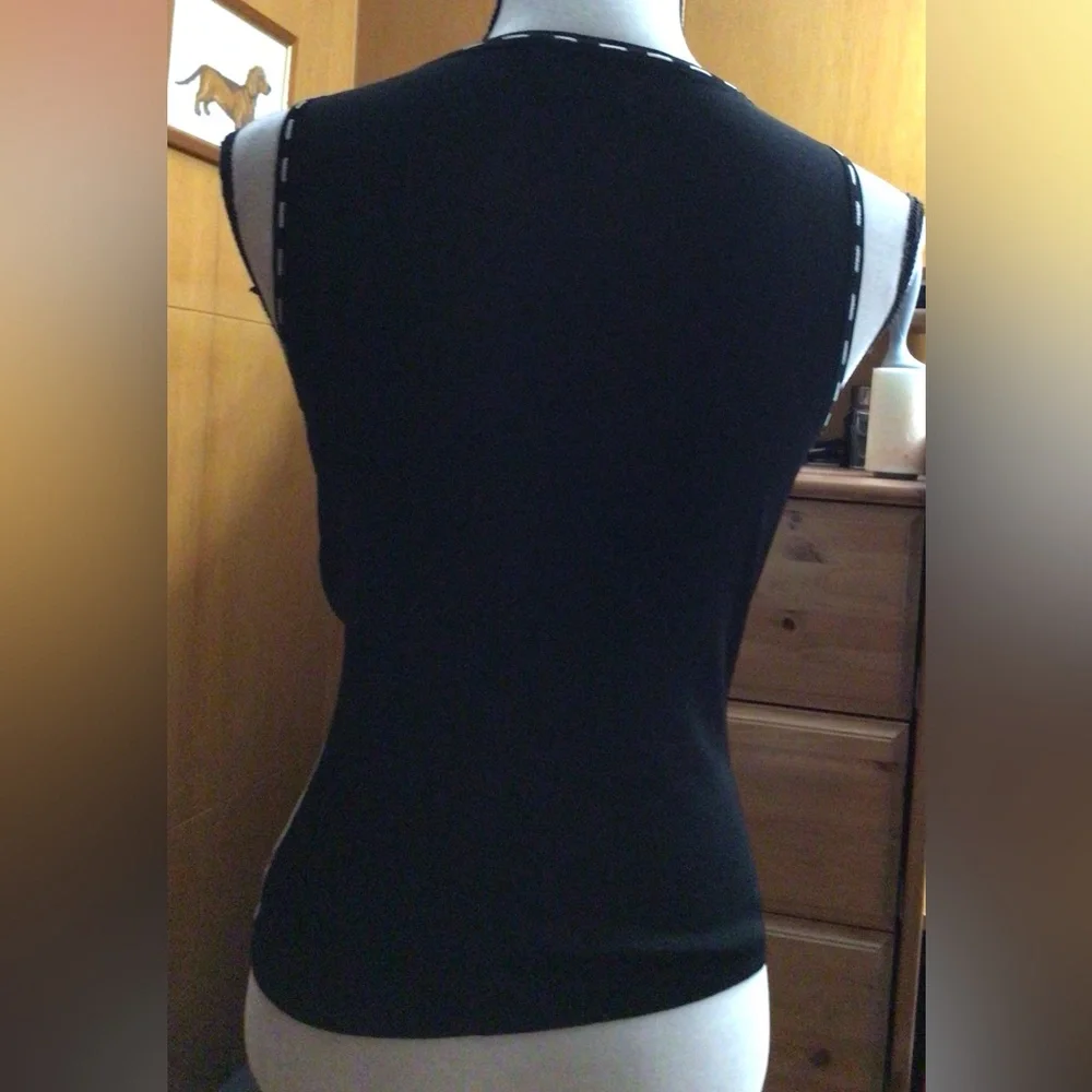 Black and White Colorblock  Top - Picture 2 of 3